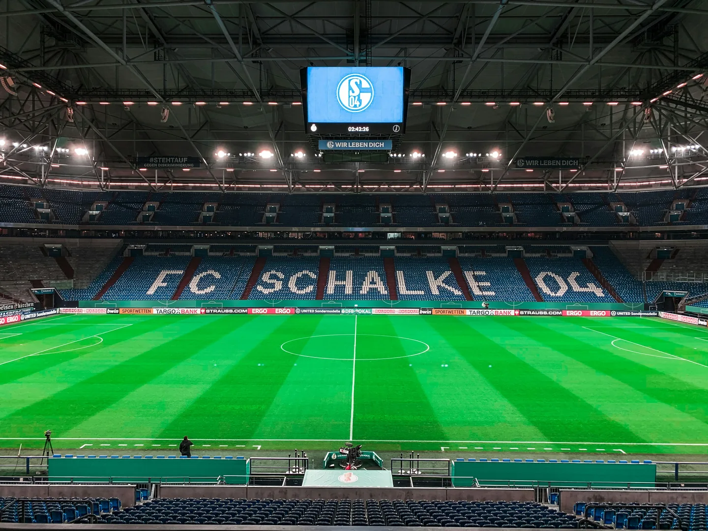 Blick in die VELTINS-Arena von der Tribüne auf das Spielfeld