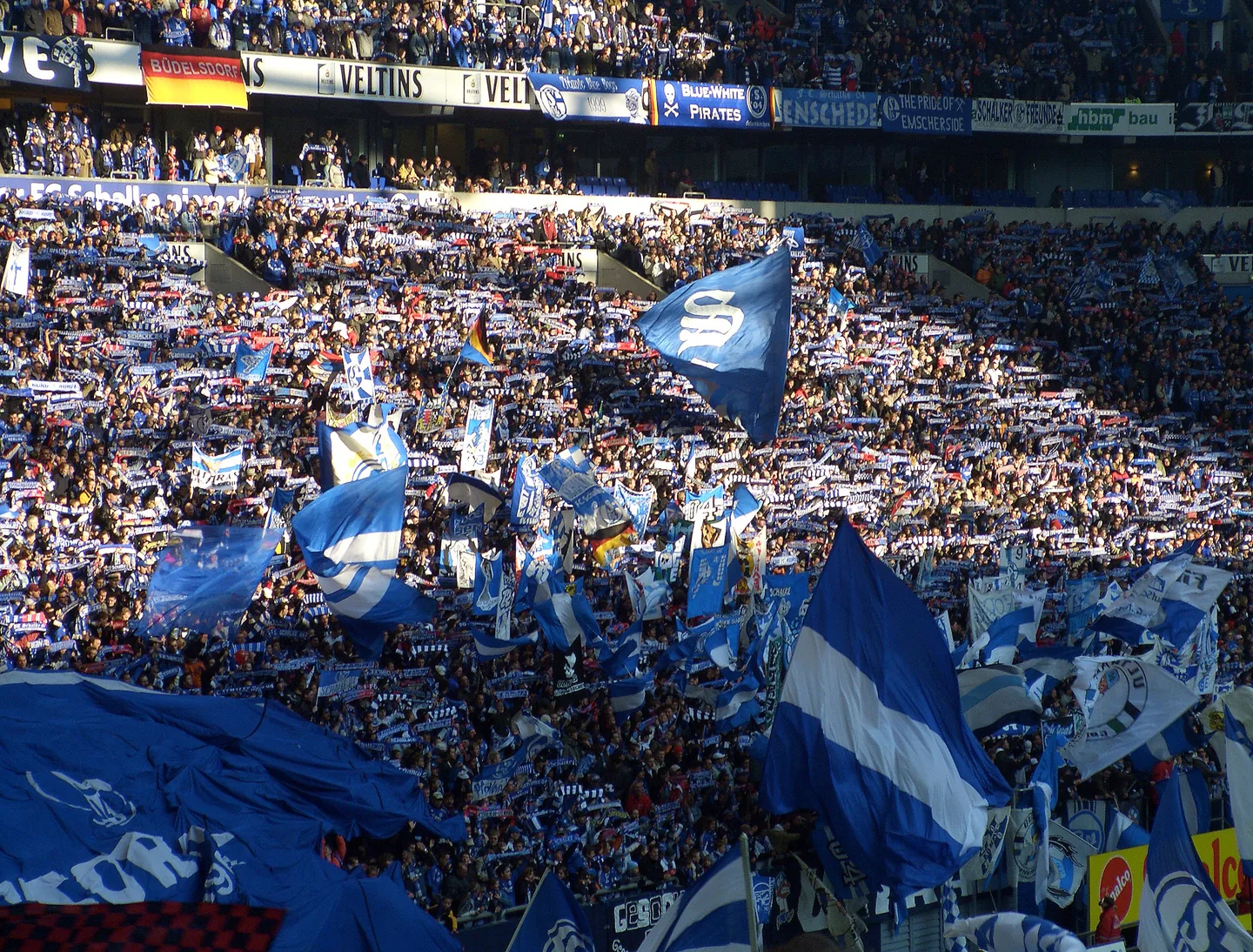 Schalke-Fans mit Fahnen in der Nordkurve