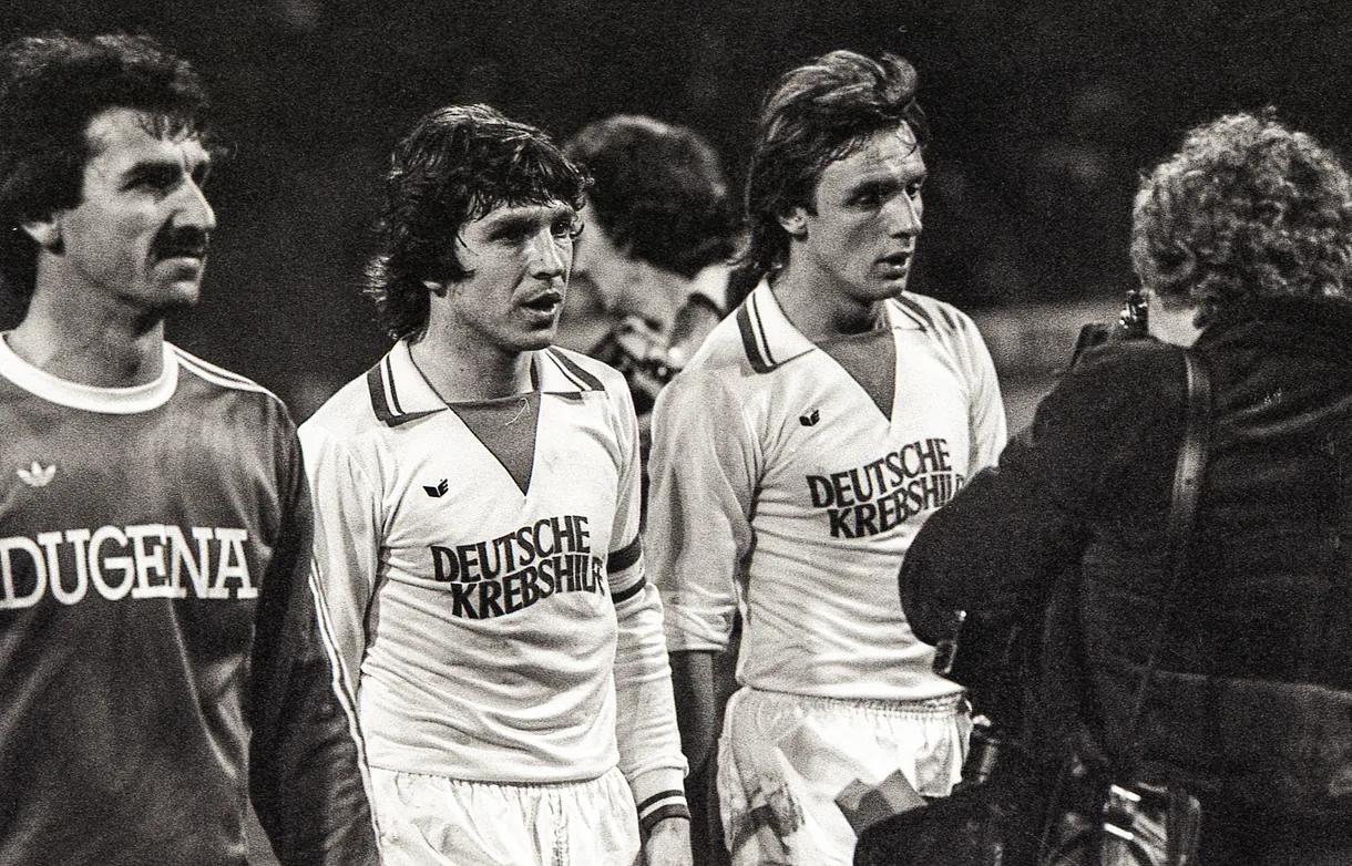 Klaus Fischer und Rüdiger Abramczik beim Spiel gegen Darmstadt 98, schwarz-weiß