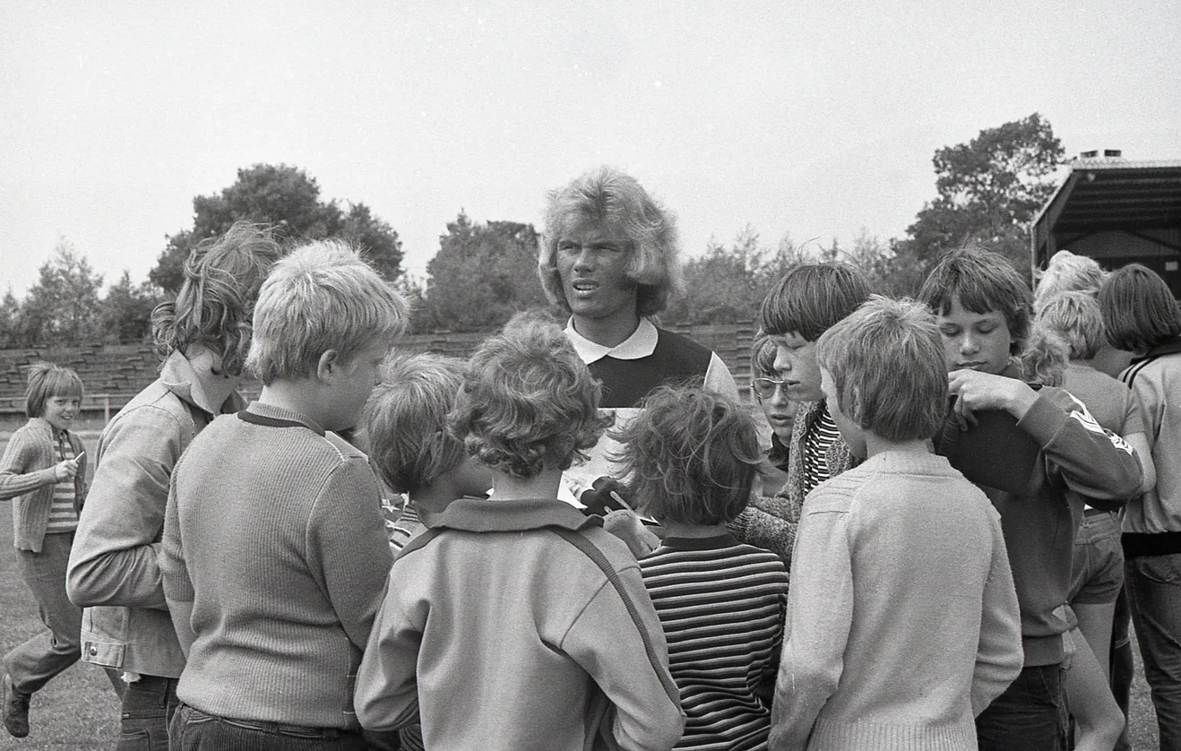 Torhüter Norbert Nigbur 1975 umringt von jungen Autogrammjägern