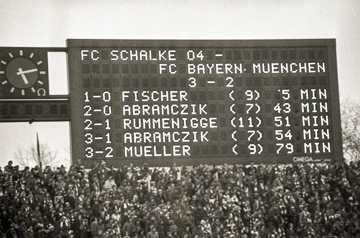 Anzeigetafel Schalke 04 gegen FC Bayern München 3:2 mit Toren von Fischer und Abramczik